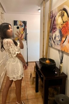 Lora, Escorte à Barcelone